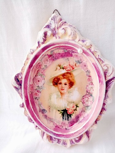 Plaster wall frame by Maja Živković