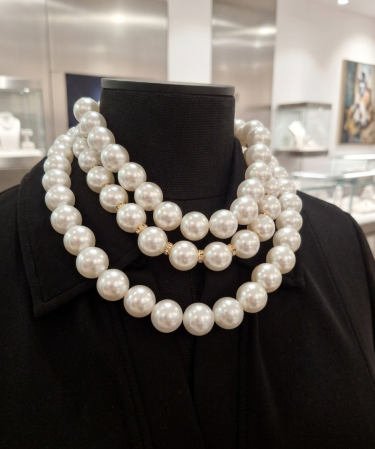 Handmade pearl necklace by Maja D