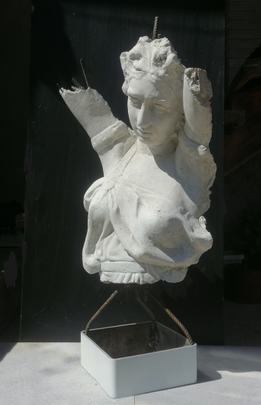 Fragment of a female figure by Z&amp;Z galerija